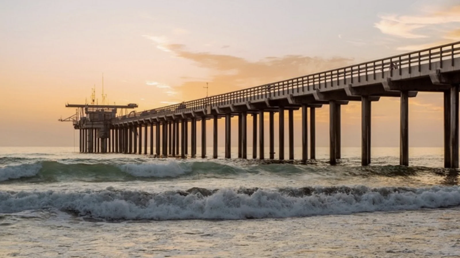 Clean waves breaking near Scripps Pier in La Jolla