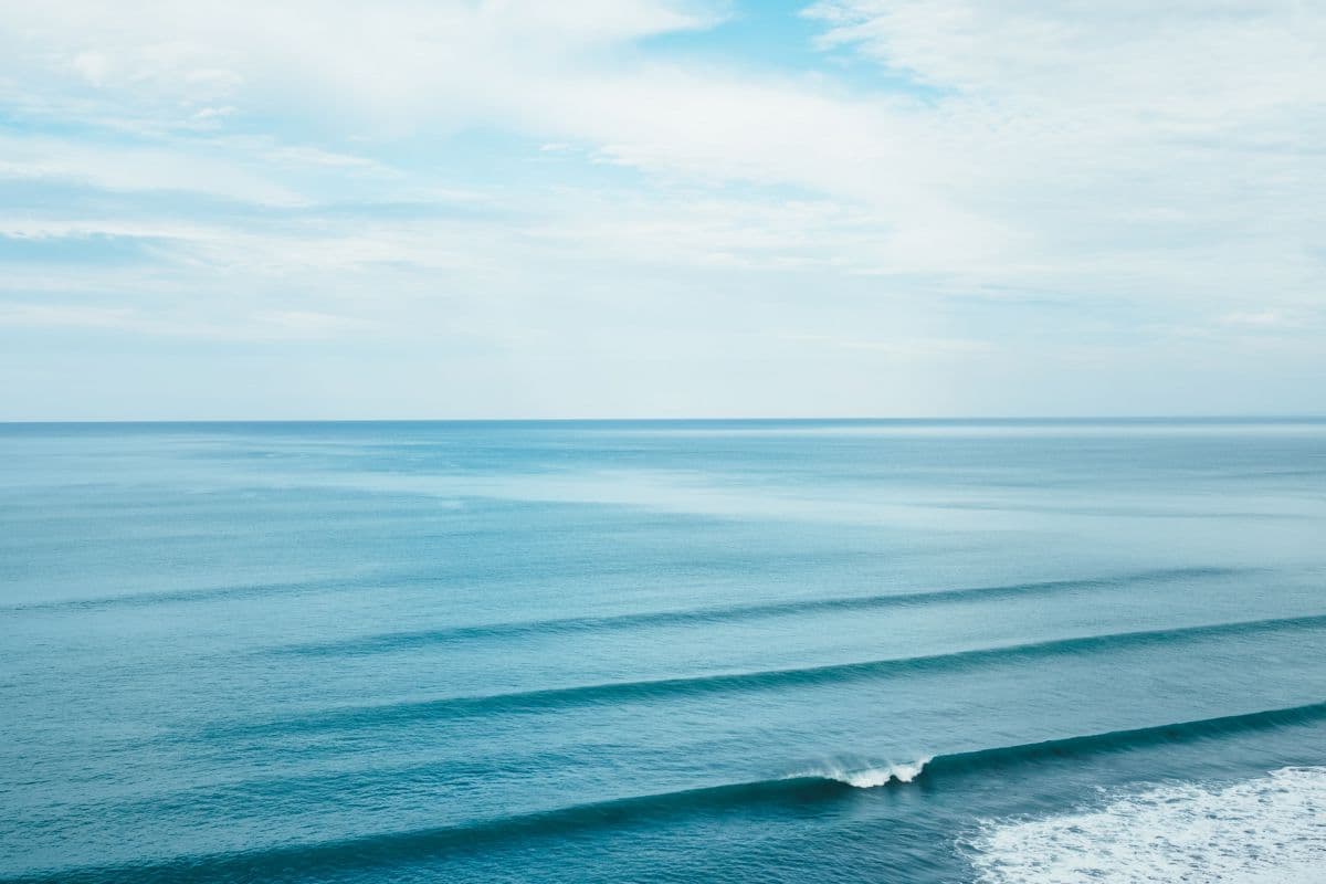 Groundswell vs Wind Swell: What Makes Better Surf?