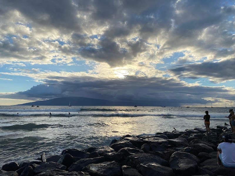 Lahaina Harbor (Breakwall) surf break
